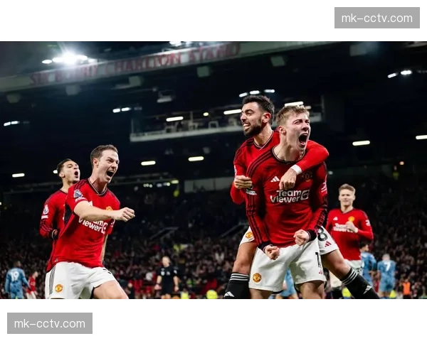 特写:维拉后卫保-托雷斯在白板上向队友讲解区域轮转要点。 特写:维拉后卫保-托雷斯在白板上向队友讲解区域轮转要点。